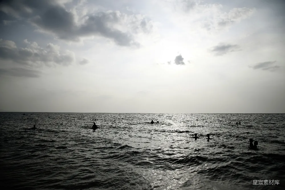高清摄影 海滩 游泳 黑白色调 自然风光 夏日 黑白色调的海滩游泳
