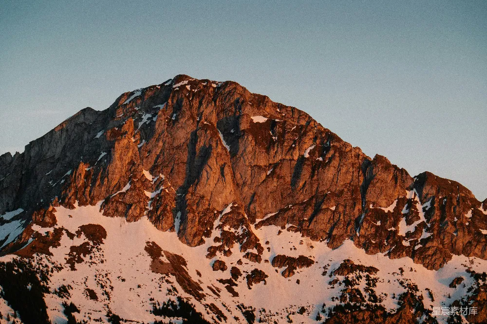 高清摄影 雪山 日落 自然风光 户外旅行 宁静 夕阳下的雪山