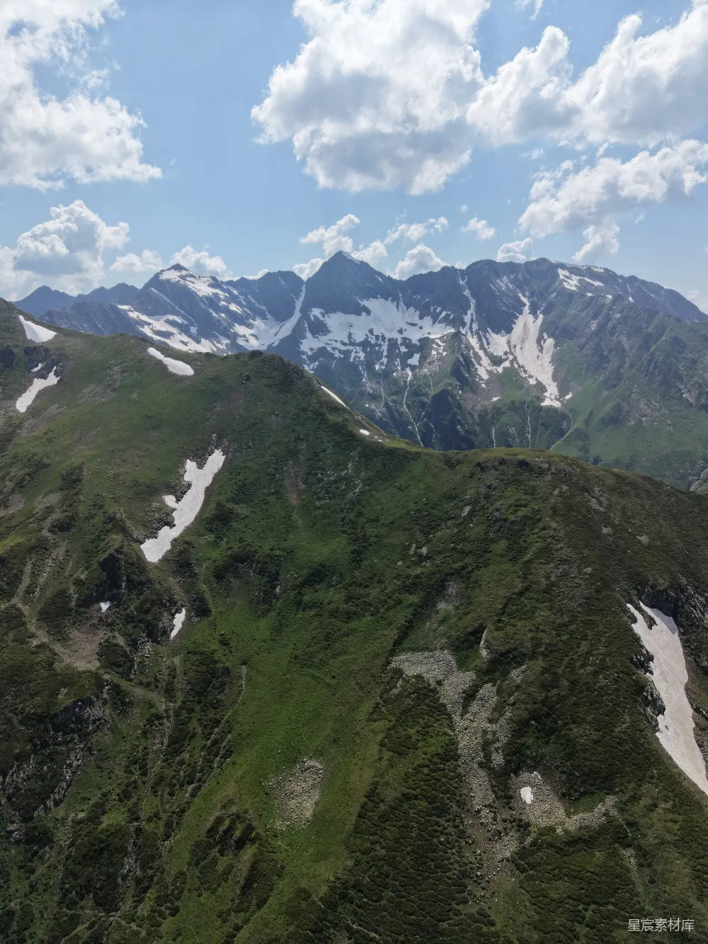 高清摄影 山峰 自然风光 户外探险 旅行目的地 蓝天白云 高山之巅的壮丽景色