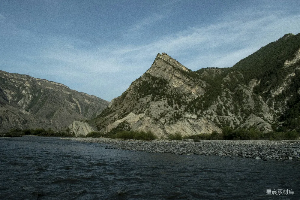 高清摄影 自然风光 河流 山脉 宁静 户外 河流与山脉的交响曲