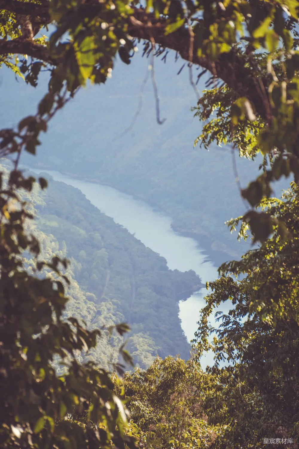 高清摄影 自然风光 河流 山景 宁静 风景摄影 山间河流的自然画卷