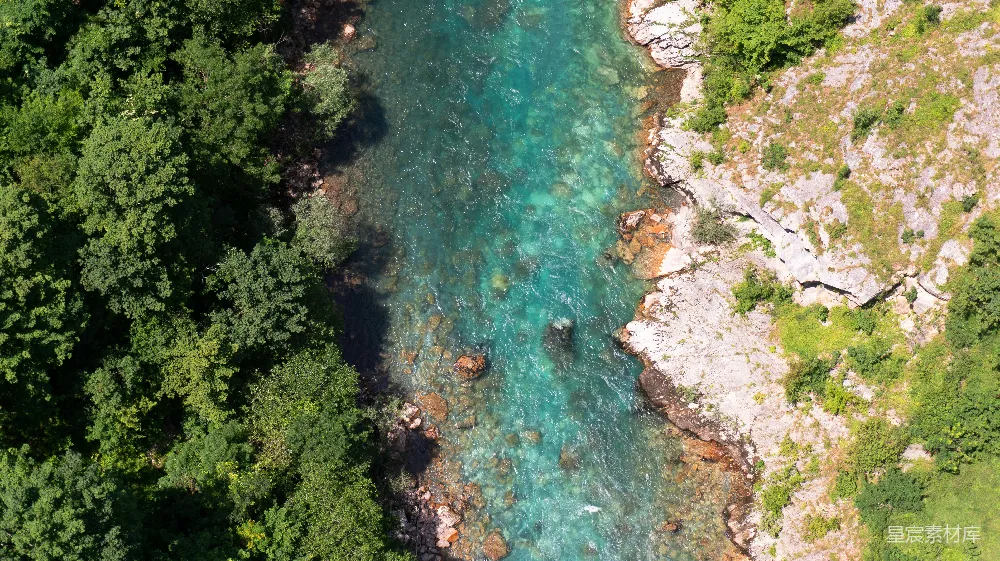 高清摄影 自然风光 航拍视角 清澈海水 森林覆盖 户外探险 碧海蓝天与翠绿森林的空中俯瞰