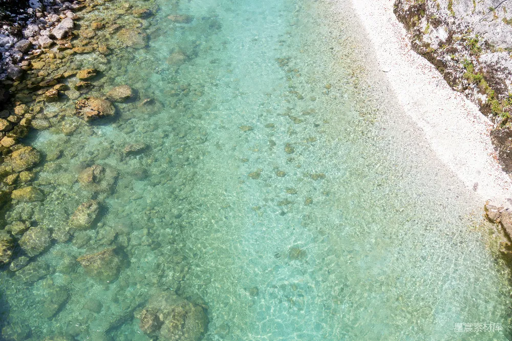 高清摄影 海滩 岩石 清澈 自然 度假 清澈海水中的岩石