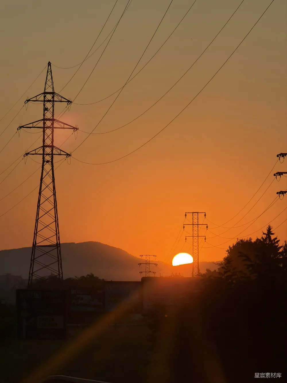 高清摄影 夕阳 电线塔 自然风光 工业景观 城市黄昏 夕阳下的电线塔