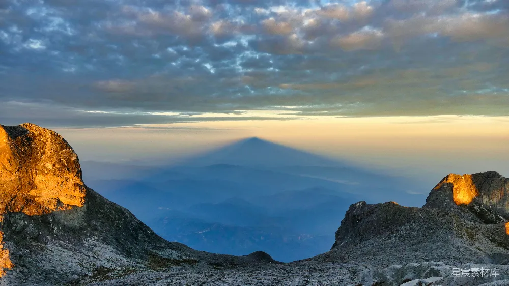 高清摄影 日出 山峰 剪影 自然风光 宁静 日出时分的山峰剪影