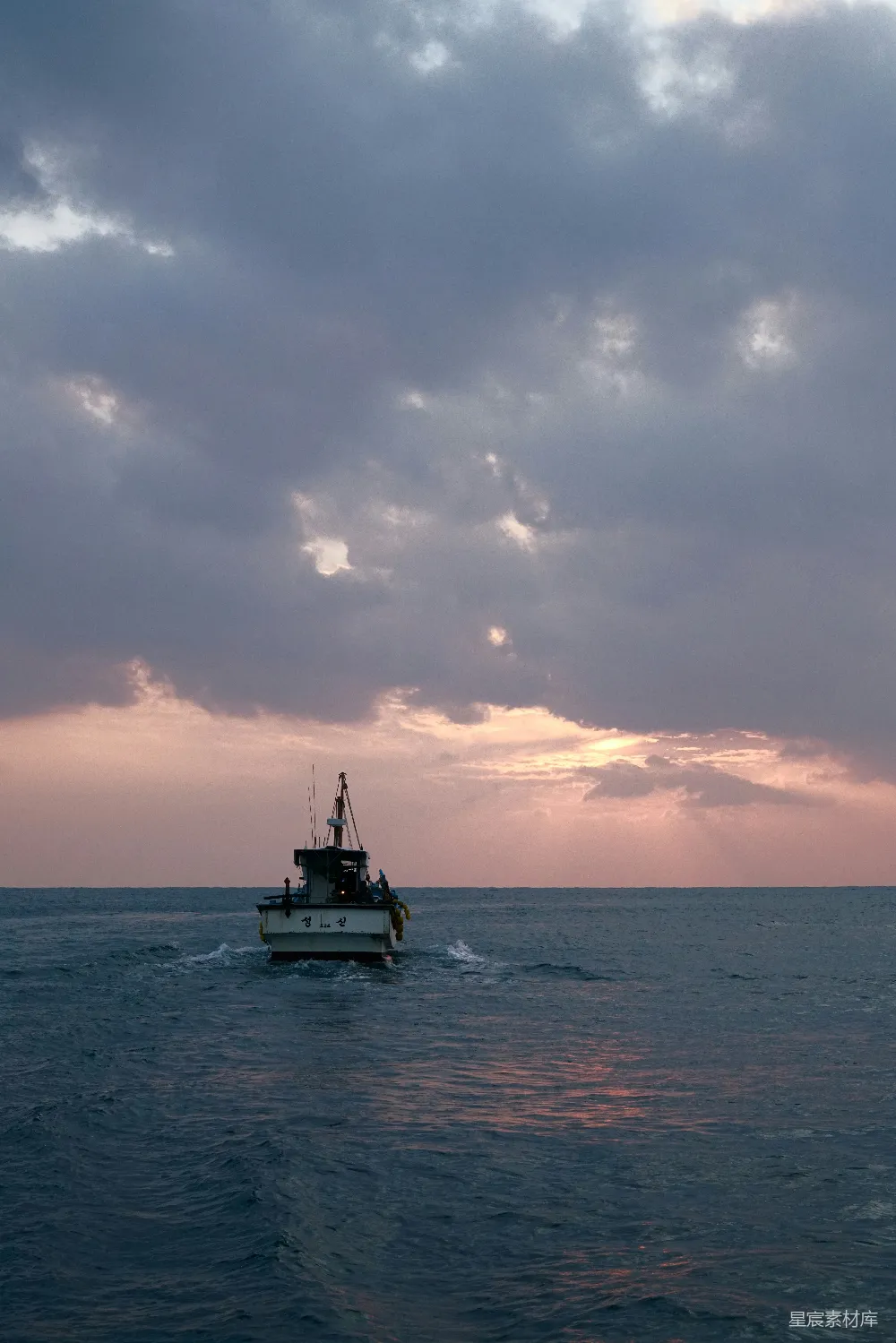 高清摄影 海洋 夕阳 渔船 宁静 自然 夕阳下的渔船