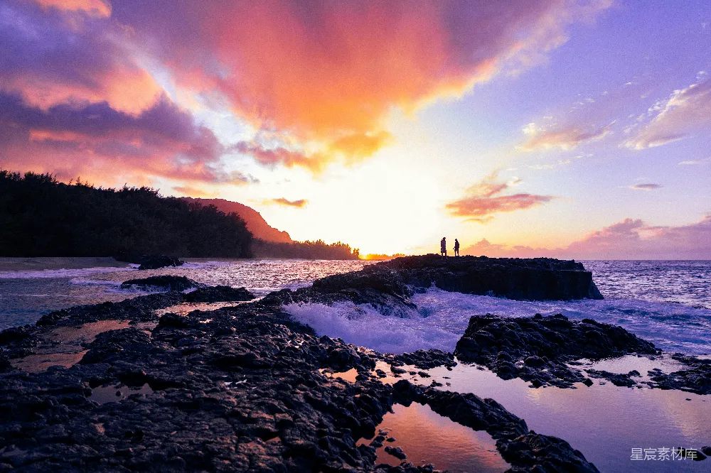 高清摄影 日落 海岸 剪影 自然美景 情侣 日落时分的海岸剪影