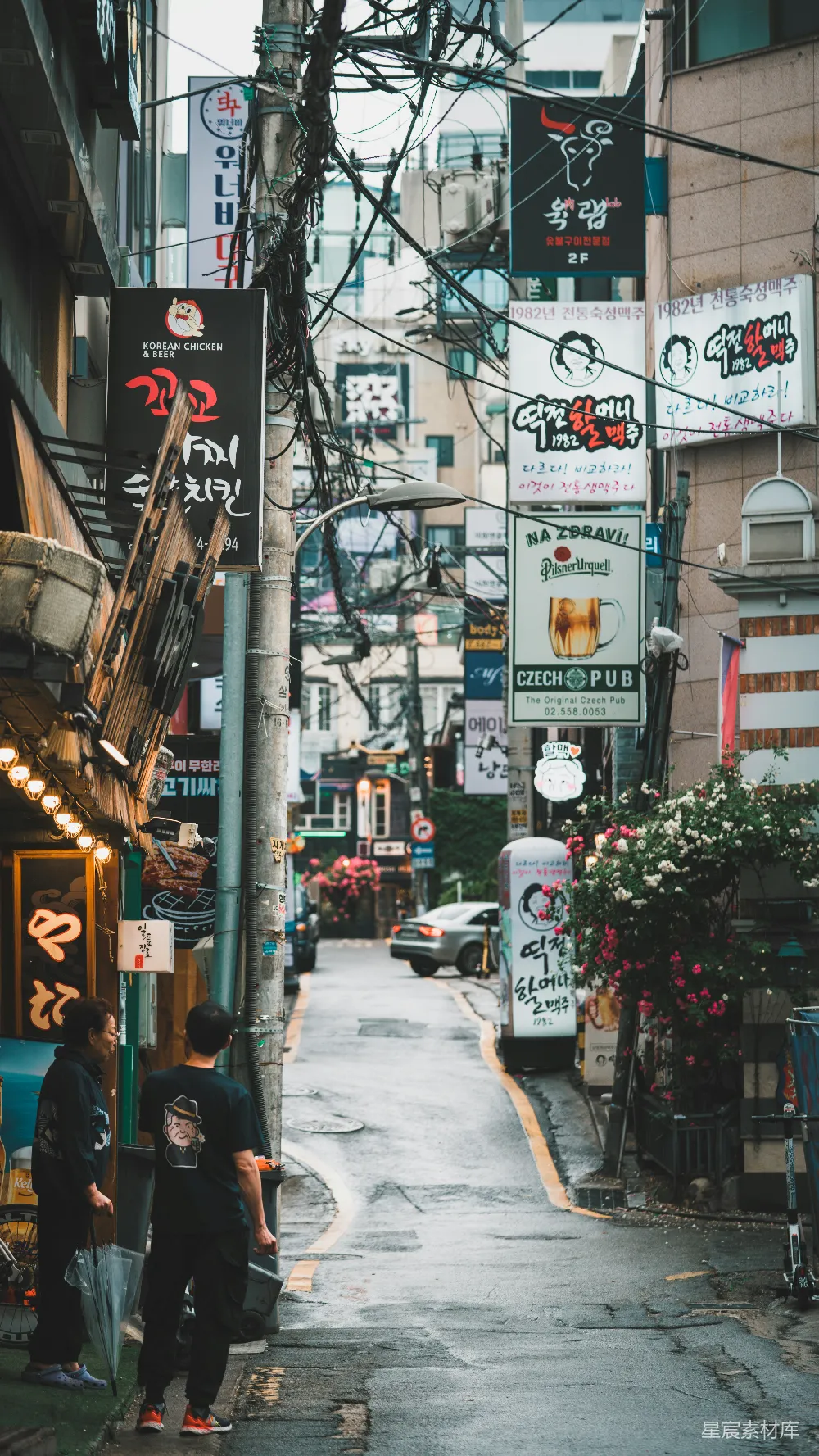 高清摄影 几个行人走在旁边高大楼的街道上
