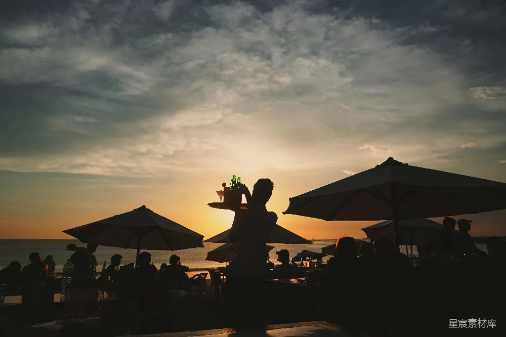 高清摄影 海滩 日落 餐厅 服务员 休闲 夕阳下的海边餐厅