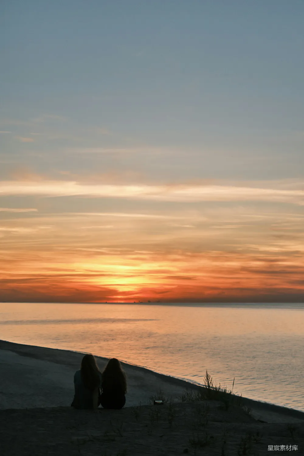 高清摄影 海滩 日落 情侣 宁静 自然 夕阳下的海滩二人
