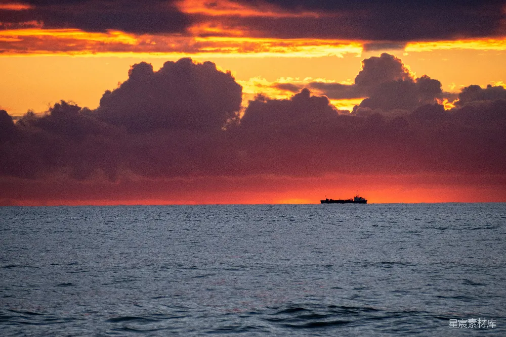 高清摄影 日落 海洋 货船 自然美景 宁静 海上的日落与货船