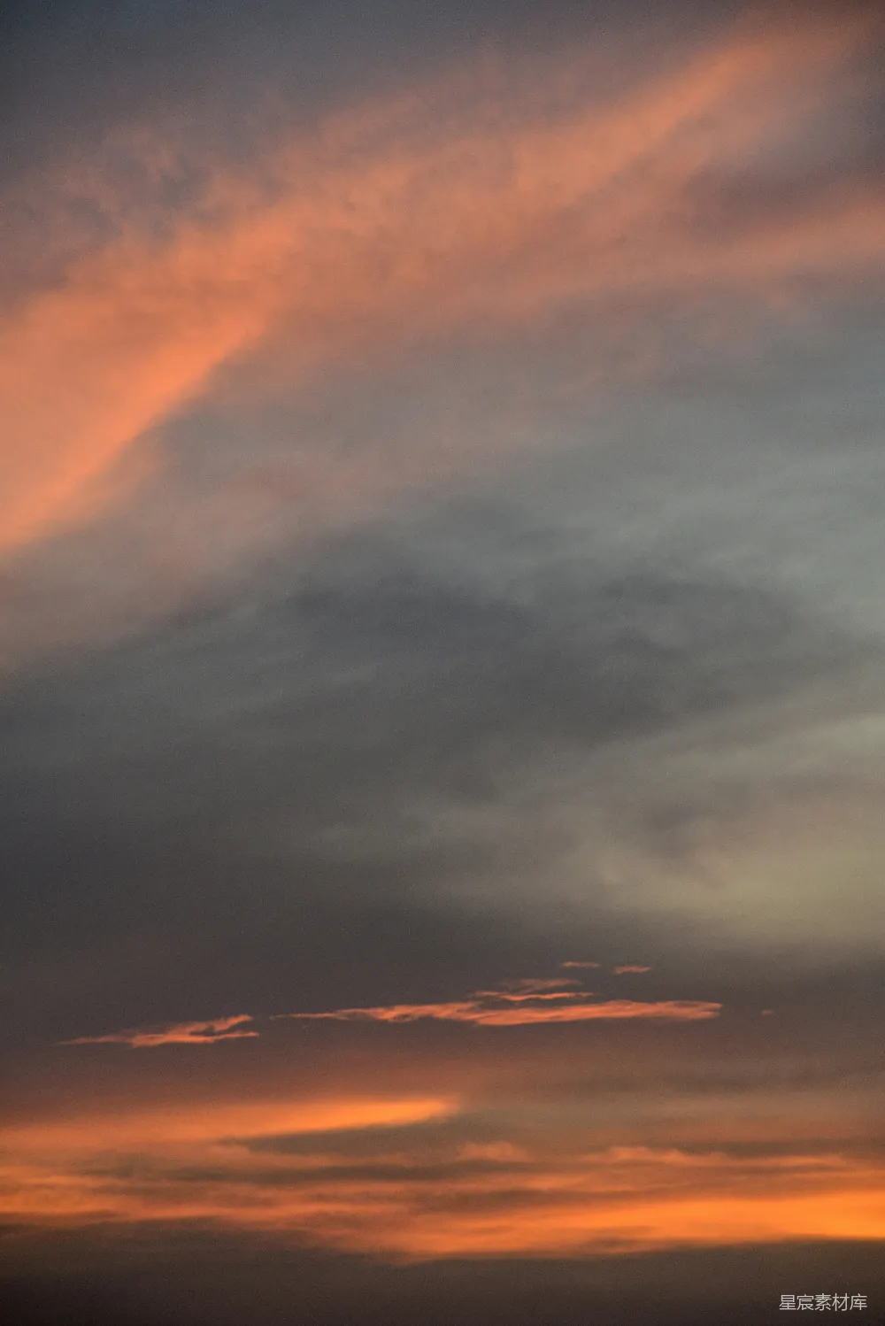 高清摄影 天空 日落 云层 自然 宁静 夕阳下的云彩