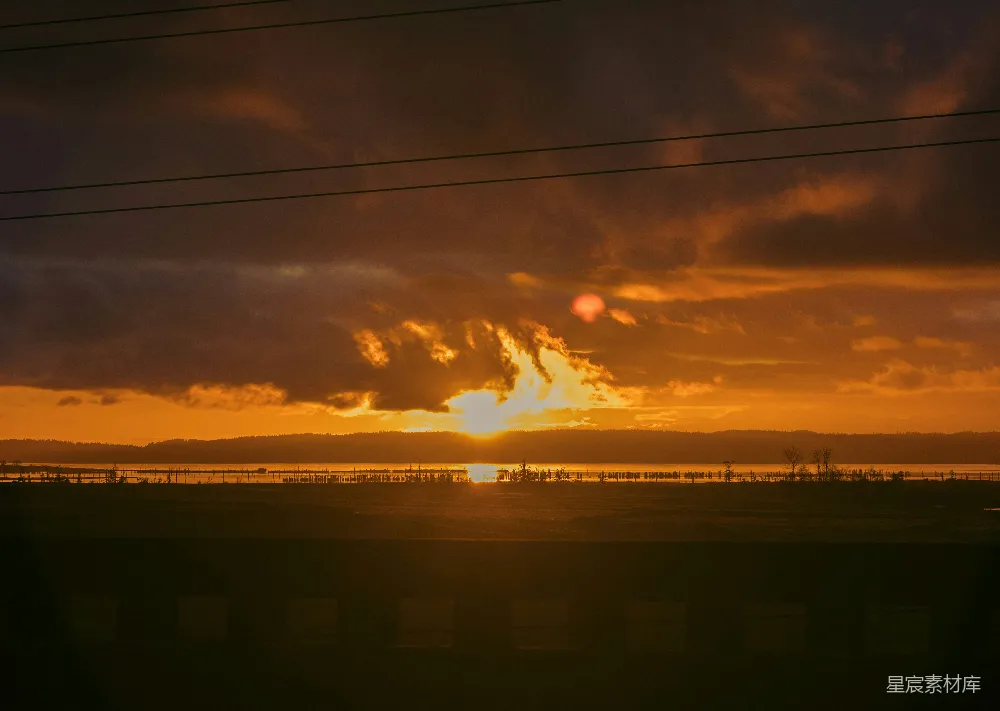 高清摄影 夕阳 湖畔 宁静 自然风光 日落 夕阳下的宁静湖畔