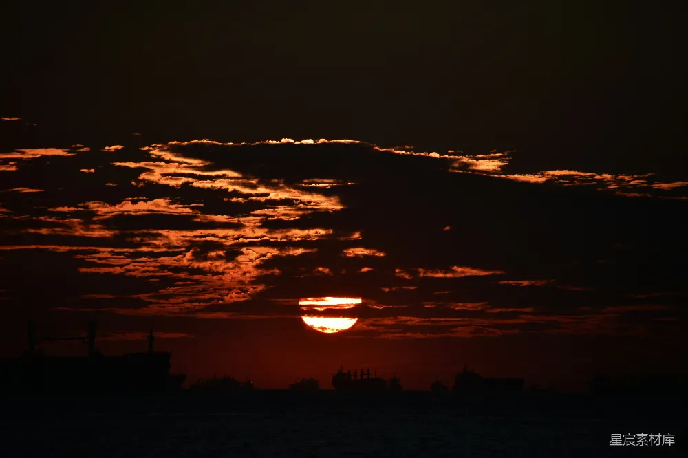 高清摄影 夕阳 海运 自然风光 海上运输 工业 夕阳下的海运