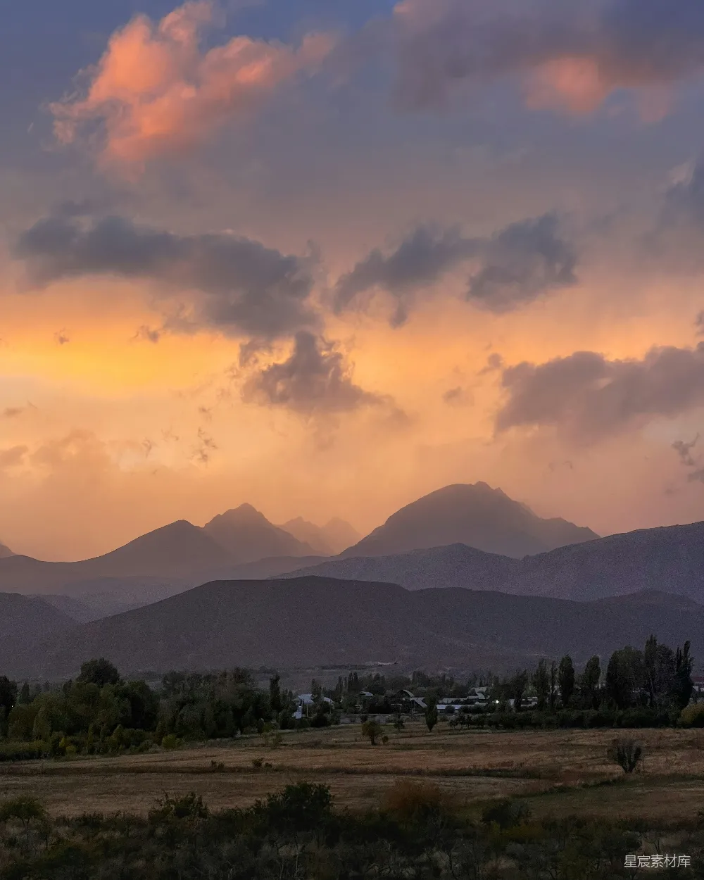 高清摄影 风景 日落 山景 乡村 自然 夕阳下的山峦与村庄