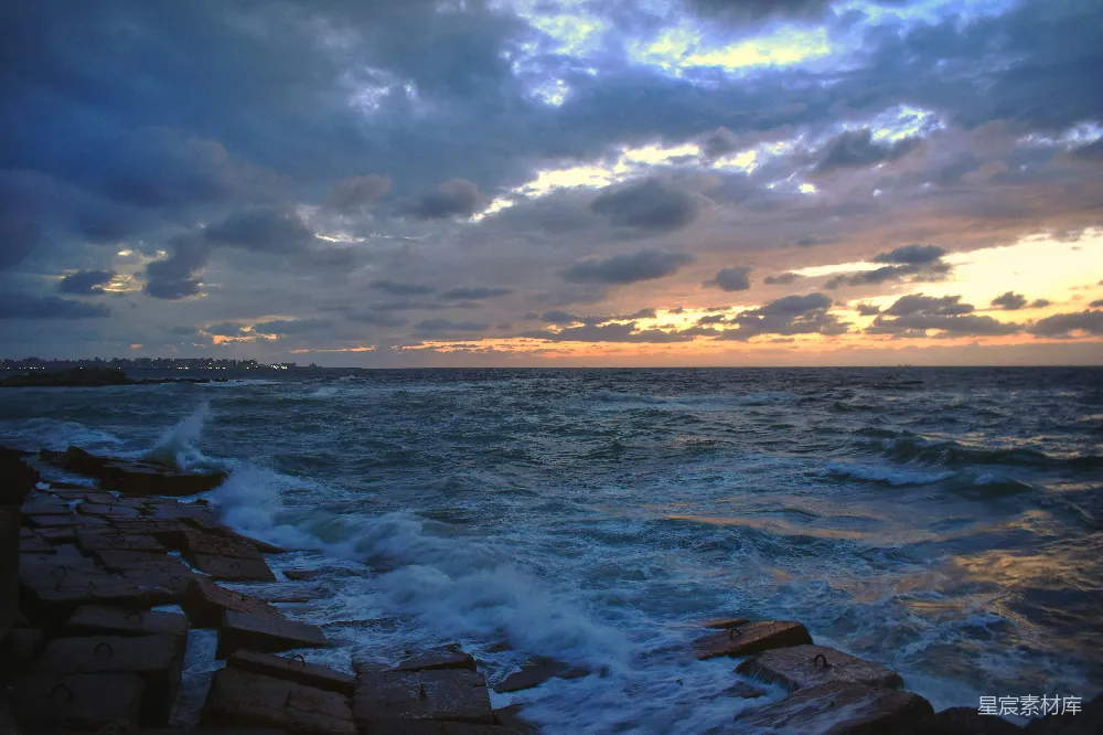 高清摄影 黄昏 海浪 灯塔 自然美景 日落 黄昏时分的海浪与灯塔