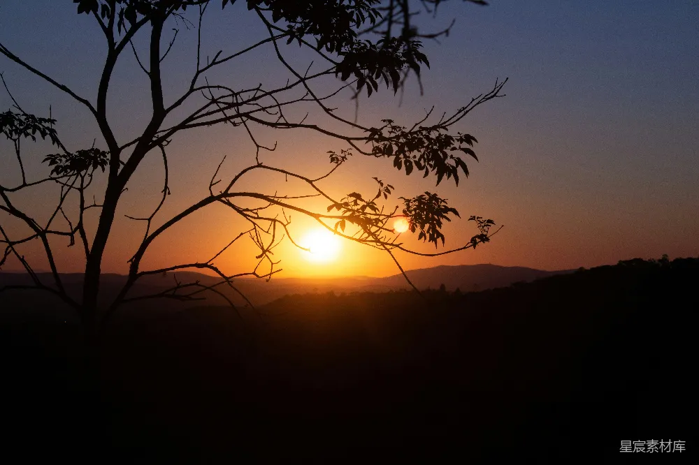 高清摄影 自然风光 夕阳 山林 剪影 宁静 日落时分的山林剪影