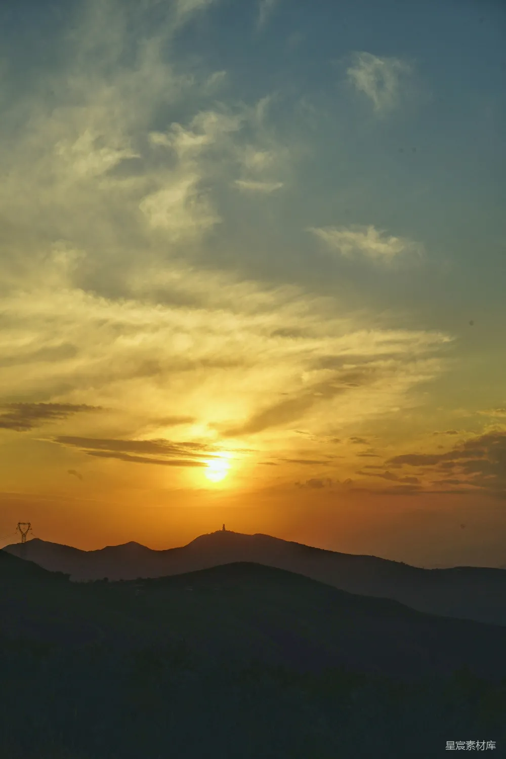 高清摄影 自然风光 夕阳 山丘 宁静 日落 夕阳下的山丘