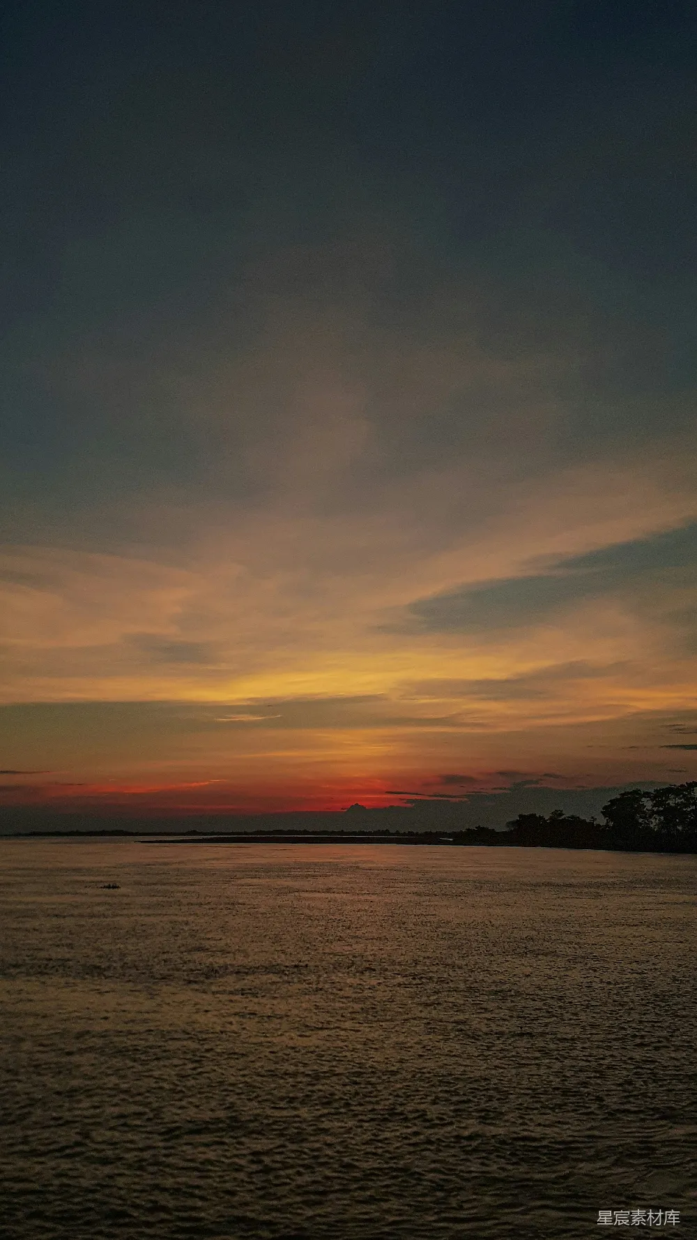 高清摄影 夕阳 湖面 宁静 自然 风景 夕阳下的平静湖面
