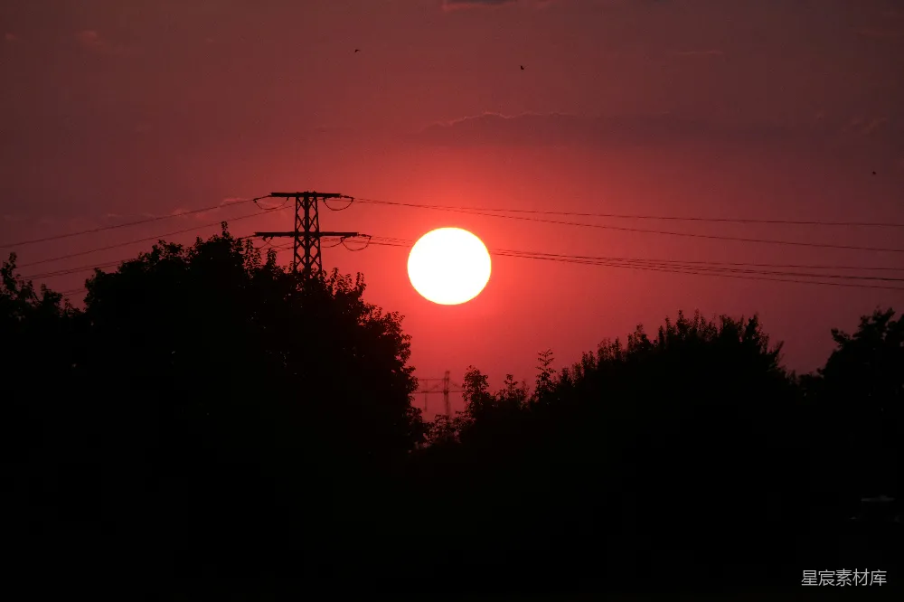 高清摄影 夕阳 电线塔 自然风光 宁静 傍晚 夕阳下的电线塔