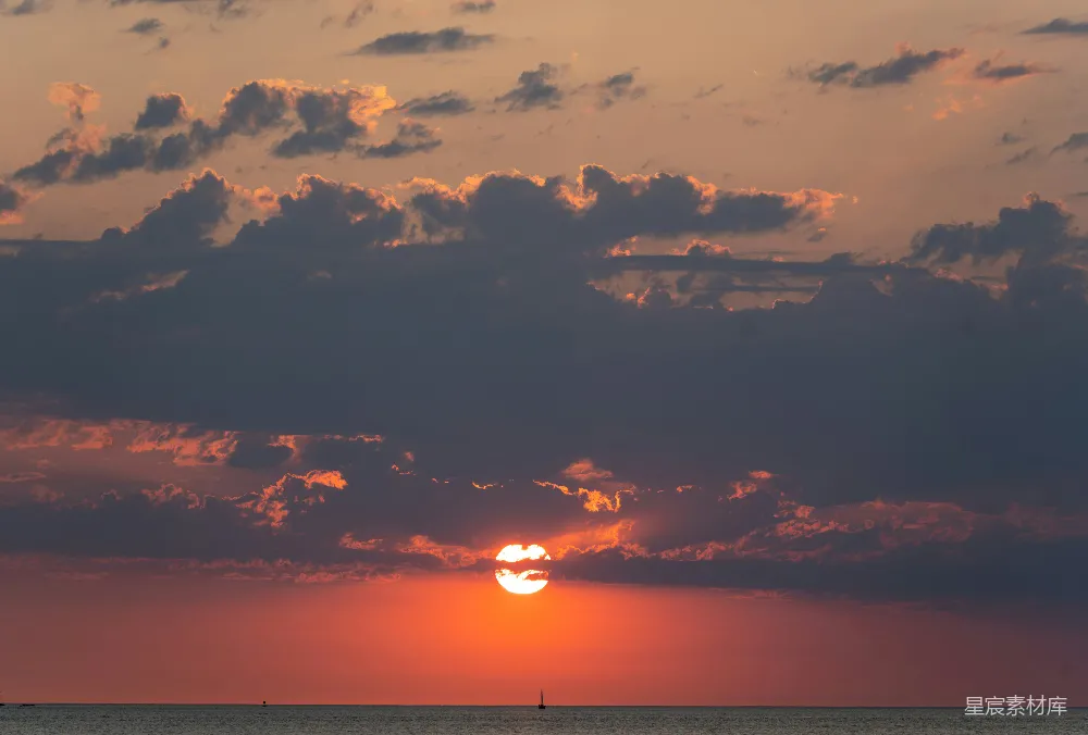 高清摄影 日落 海景 宁静 自然风光 户外 夕阳西下，海面静谧