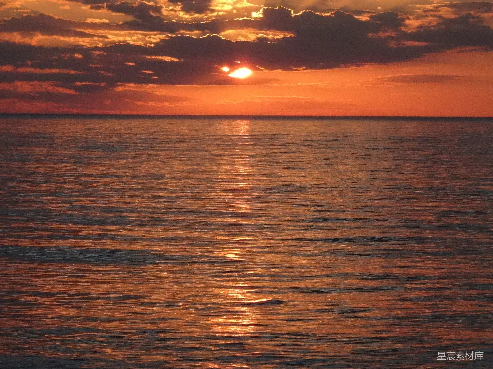 高清摄影 夕阳 海景 宁静 自然风光 日落 海平面上的金色夕阳