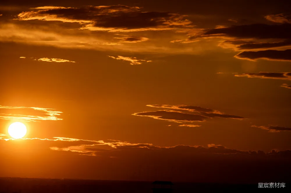 高清摄影 夕阳 云层 自然风光 宁静 日落 夕阳余晖下的天空