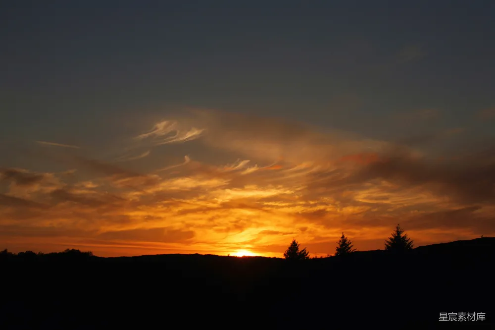 高清摄影 夕阳 云彩 自然风光 宁静 日落 夕阳西下，云彩如火
