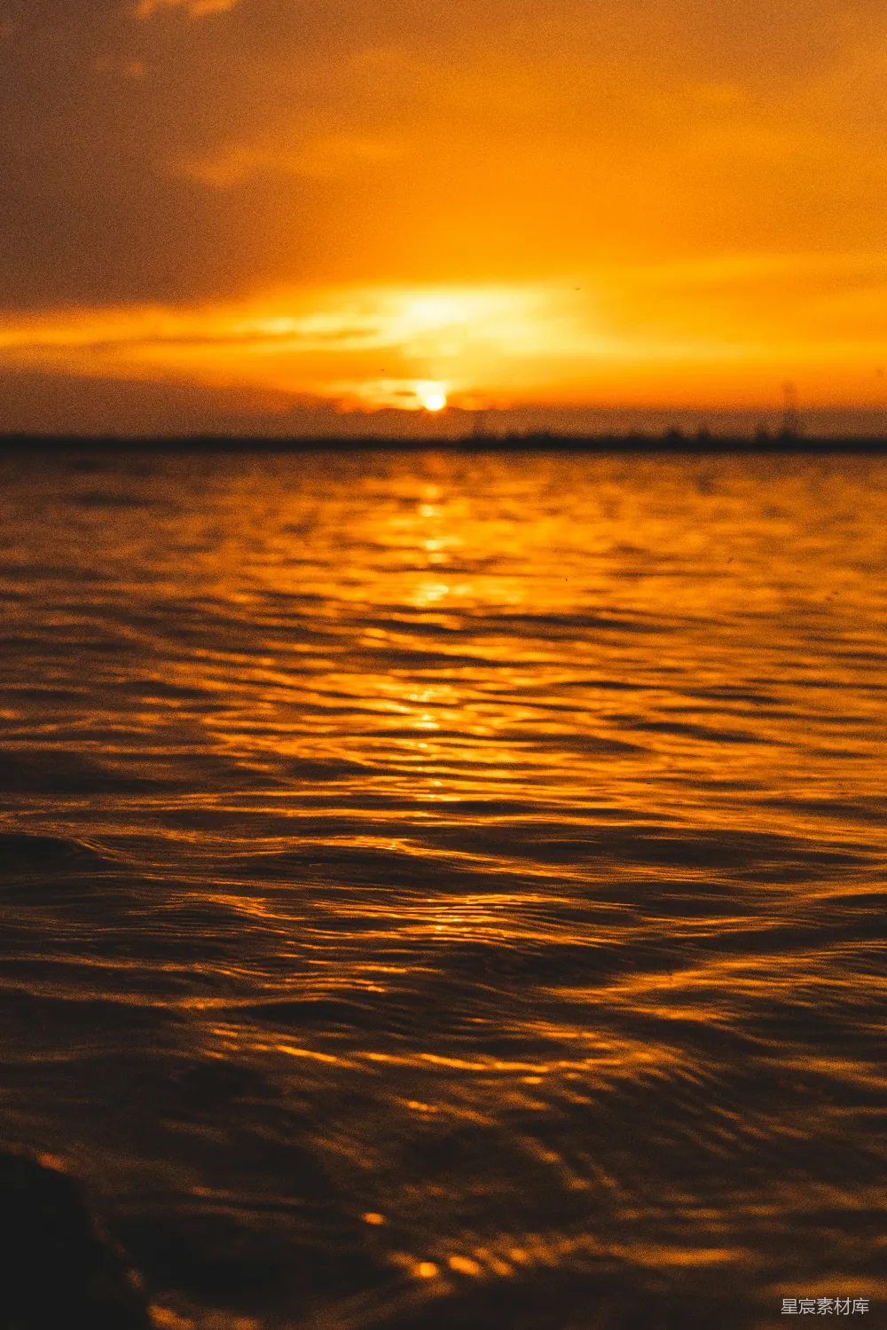 高清摄影 夕阳 海景 宁静 自然 风景 金色的海面与夕阳
