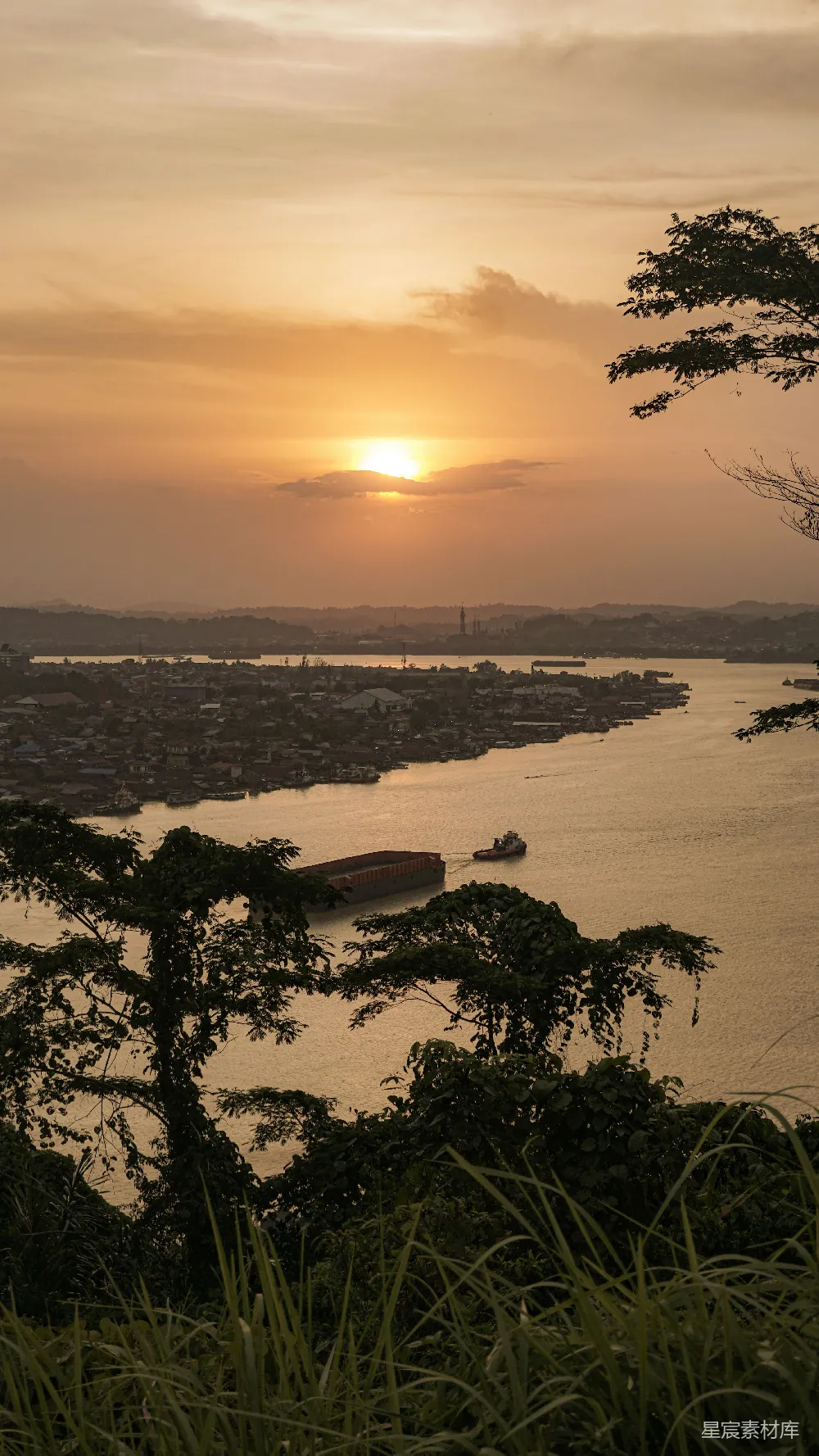 高清摄影 日落 河流 小镇 自然风光 宁静 夕阳下的河畔小镇