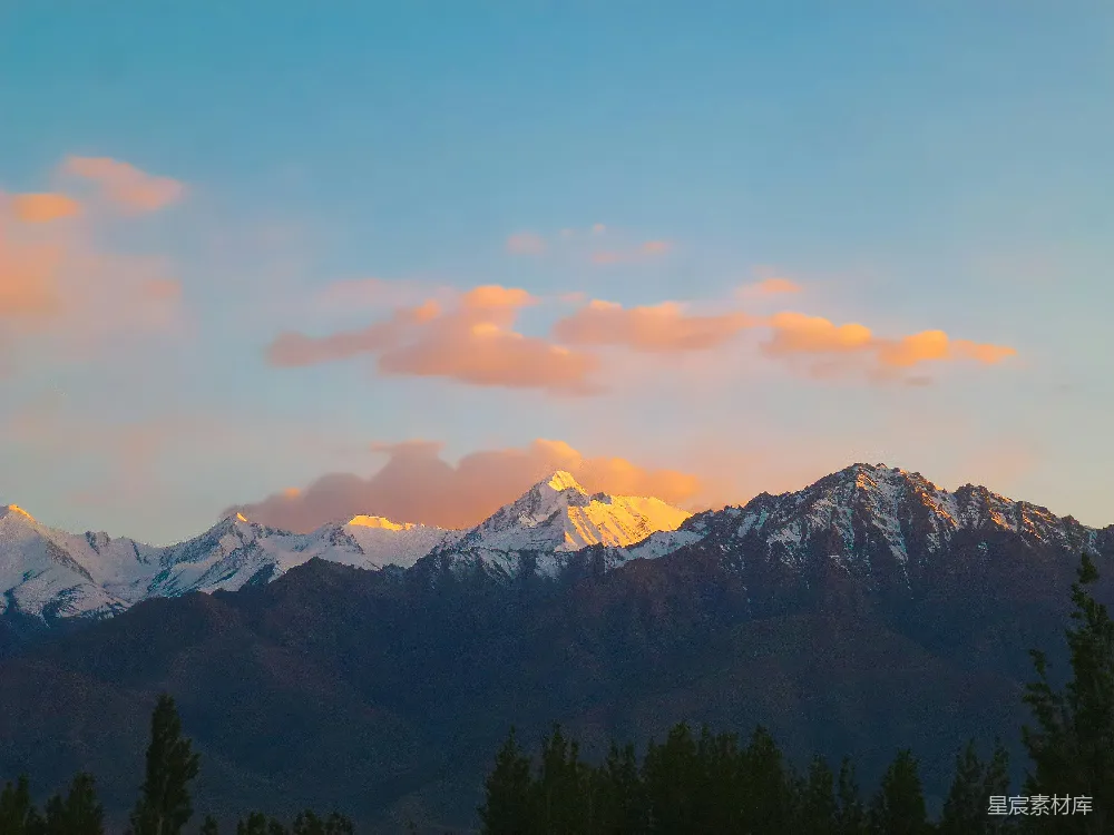 高清摄影 雪山 日落 自然风光 宁静 户外 夕阳下的雪山