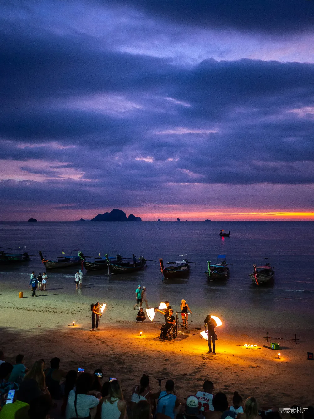 高清摄影 海滩 夜景 烟火表演 休闲娱乐 自然风光 海滩上的夜色表演