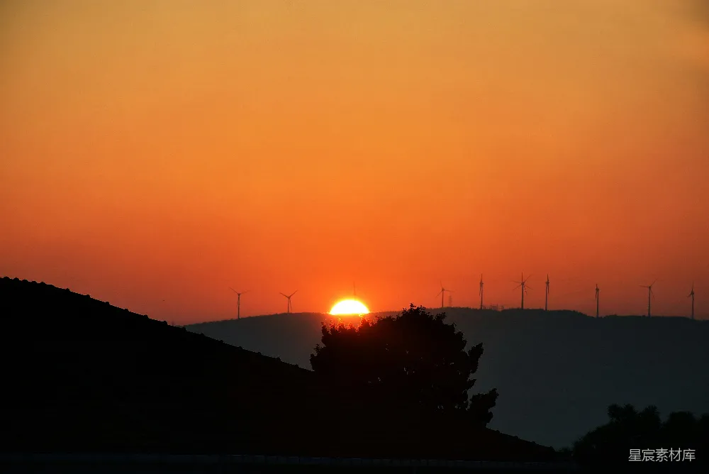 高清摄影 夕阳 风力发电 自然风光 环保 日落 夕阳下的风力发电场
