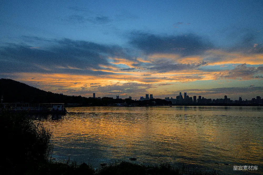 高清摄影 城市 日落 湖畔 剪影 宁静 日落湖畔的城市剪影