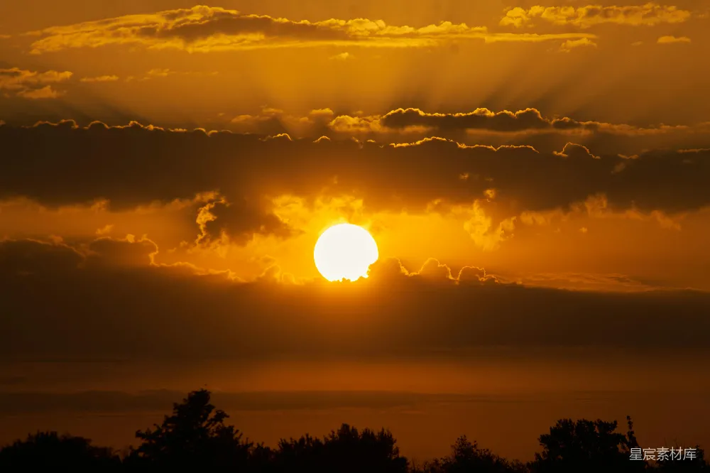 高清摄影 夕阳 云层 自然风光 宁静 日落 夕阳西下，云层中的金色光辉