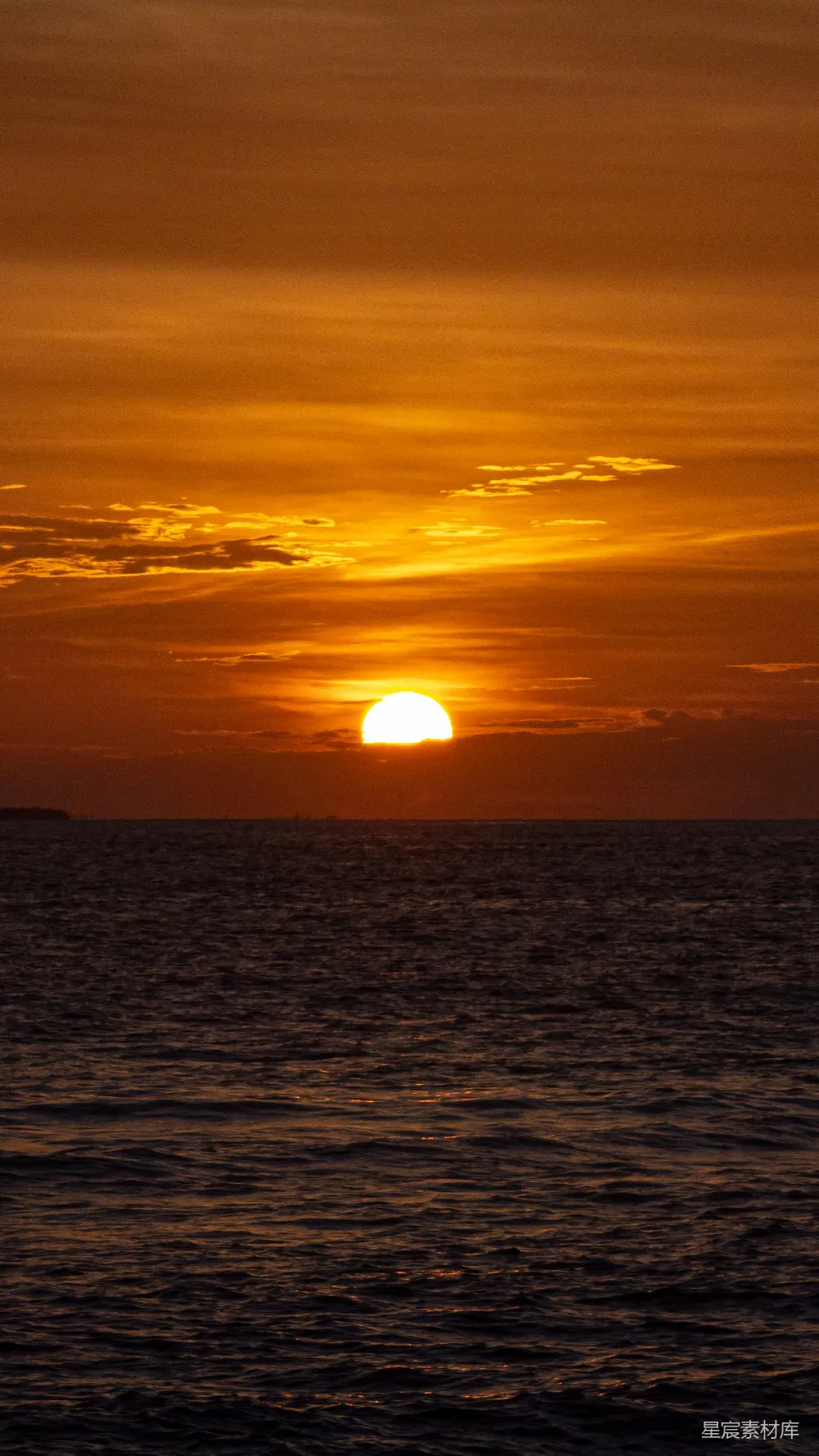 高清摄影 日落 海洋 宁静 自然风光 日落时分 夕阳下的宁静海面