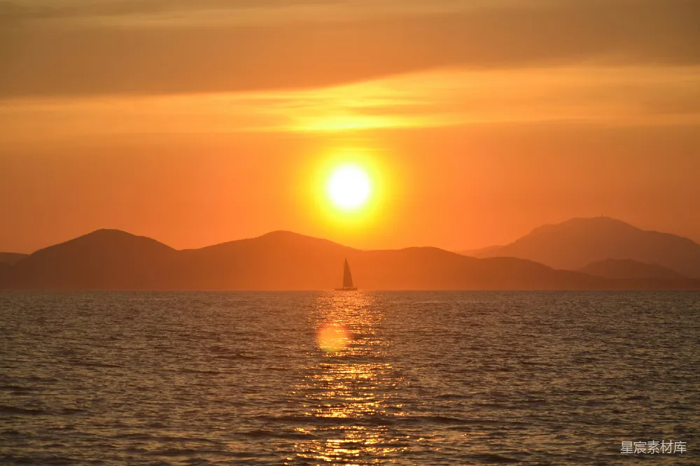高清摄影 日落 海洋 航拍 自然美景 宁静 夕阳下的帆船