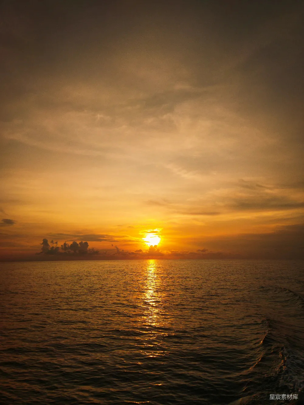 高清摄影 海景 日落 宁静 自然 旅行 海面上的夕阳