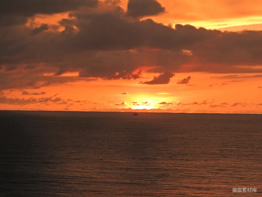 高清摄影 日落 海洋 孤独 自然美景 宁静 夕阳下的孤独航船