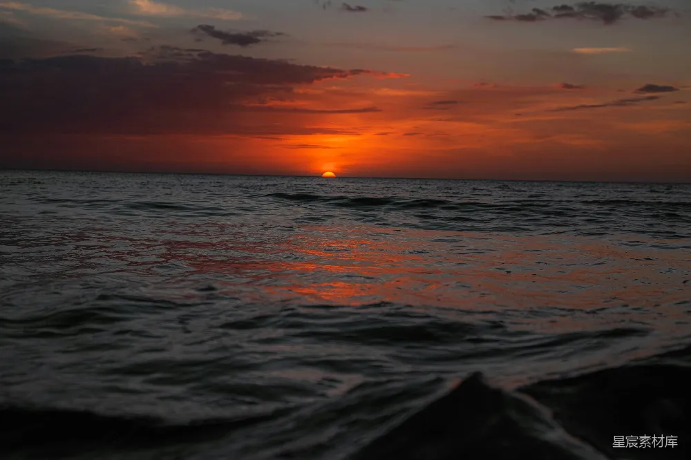 高清摄影 夕阳 海面 宁静 自然 日落 夕阳下的海面