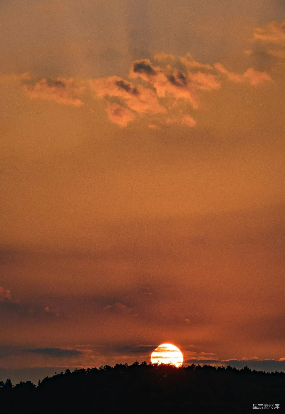 高清摄影 日落 自然景观 宁静 天空 风景 夕阳西下，云彩的余晖