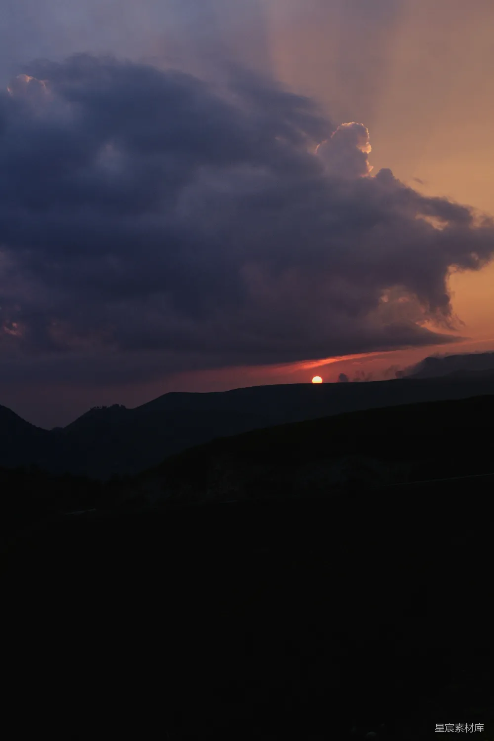 高清摄影 自然风光 日落 山景 宁静 黄昏 日落时分的山间