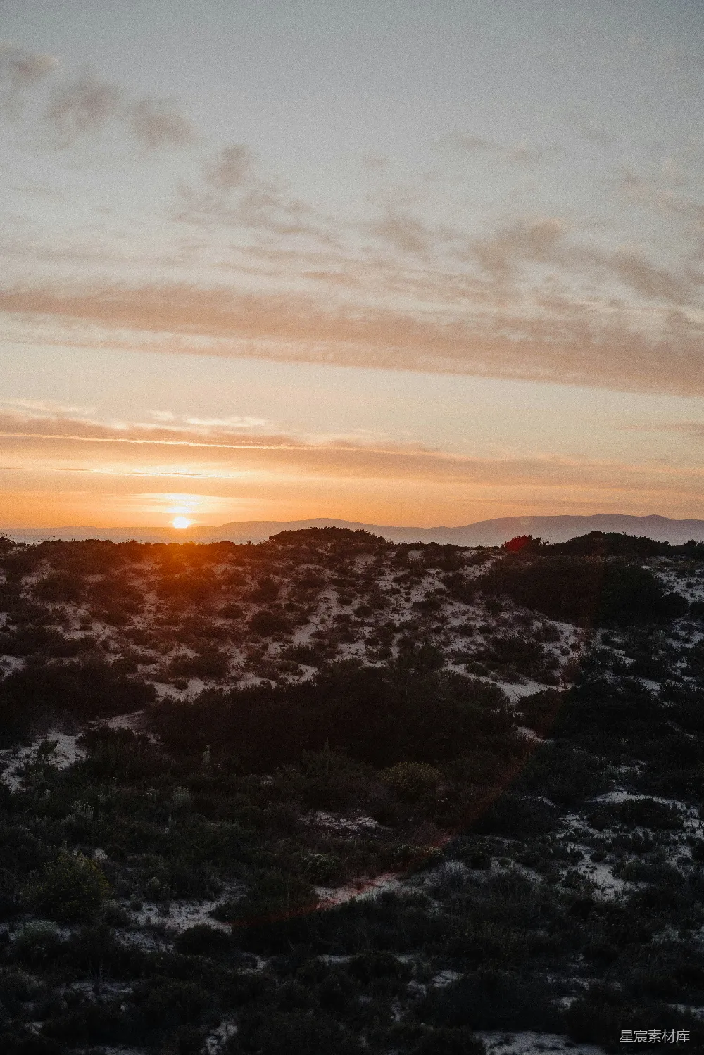 高清摄影 自然景观 日落 宁静 沙丘 户外 夕阳下的沙丘