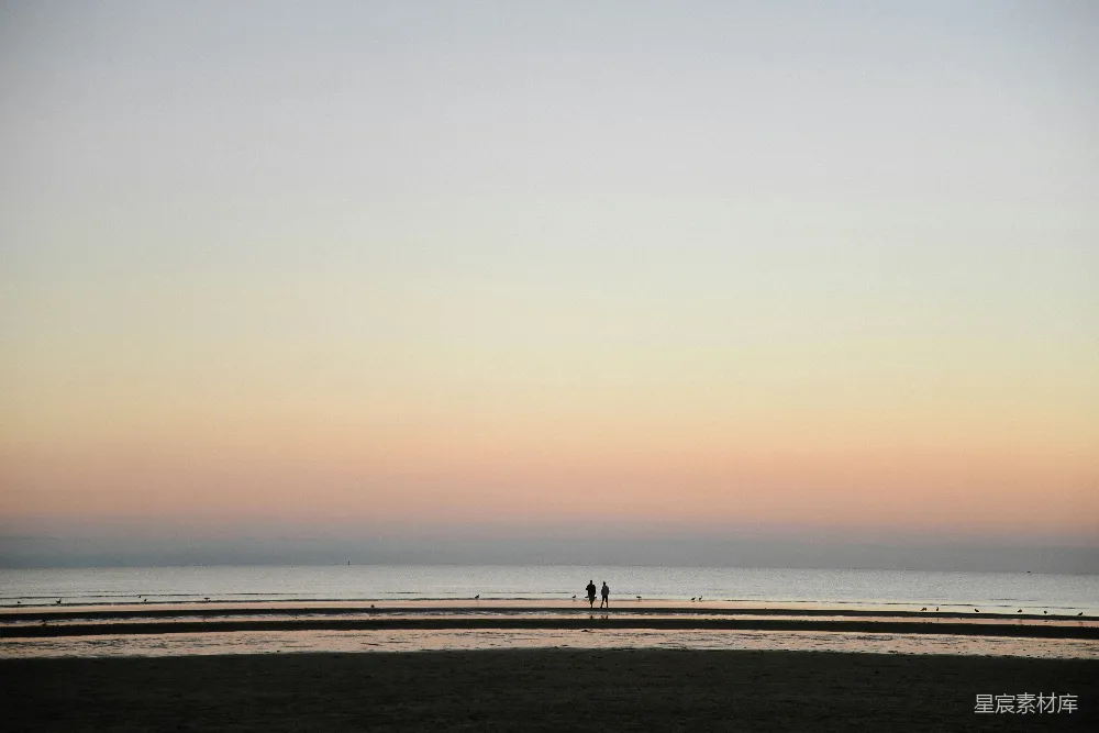 高清摄影 海滩 夕阳 人影 宁静 自然 黄昏海滩散步