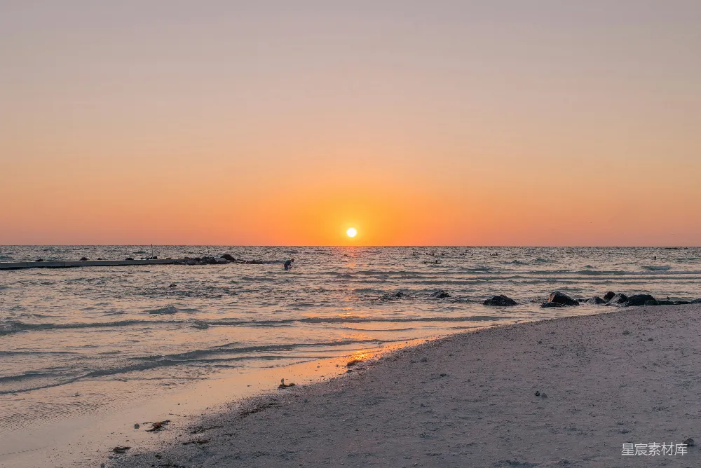 高清摄影 海滩 日落 自然 宁静 旅行 夕阳下的海滩