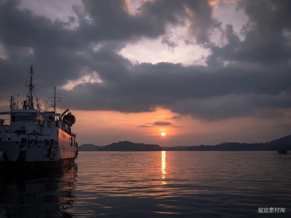 高清摄影 夕阳 海港 宁静 船只 自然风光 夕阳下的宁静海港