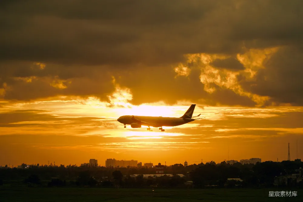 高清摄影 飞机 夕阳 城市 旅行 自然 夕阳下的飞机降落