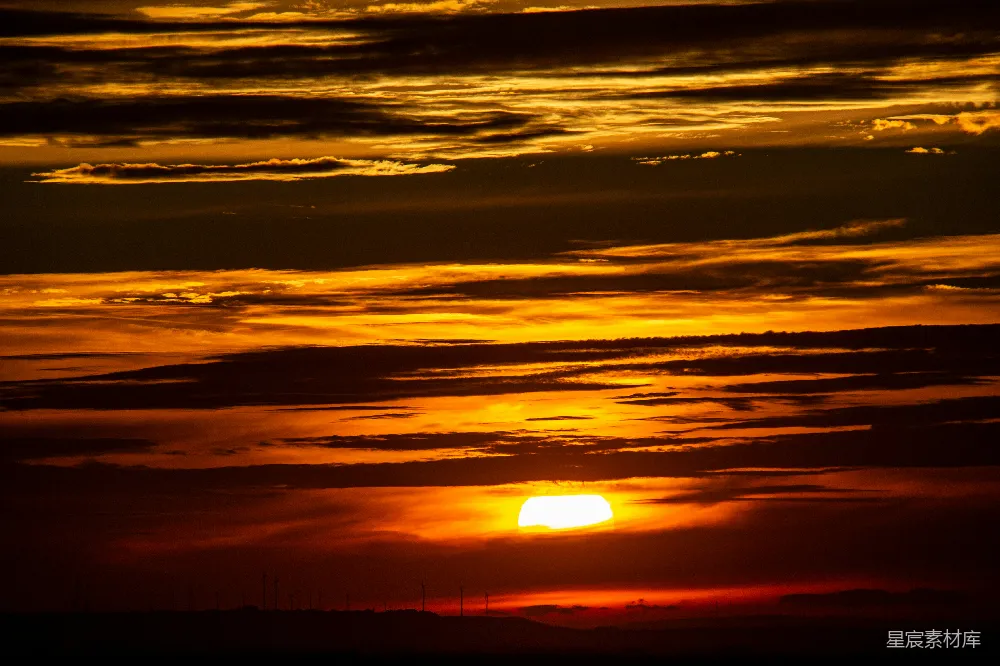 高清摄影 日落 风景 自然 宁静 能源 夕阳下的风车