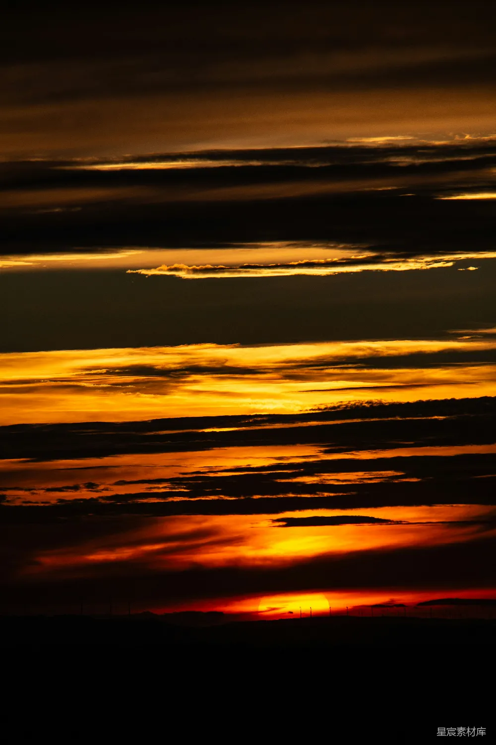 高清摄影 夕阳 云彩 自然风光 宁静 日落 夕阳下的云彩