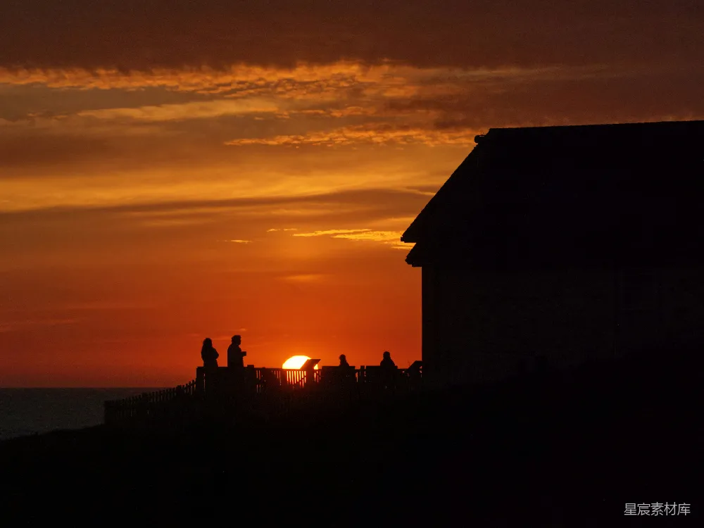 高清摄影 夕阳 剪影 海边 宁静 自然 夕阳下的剪影：海边的宁静时光